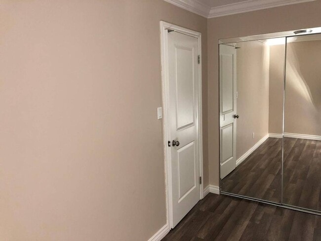 Building Photo - 3 BD 1 Full Bath Remodeled Upstairs Condo