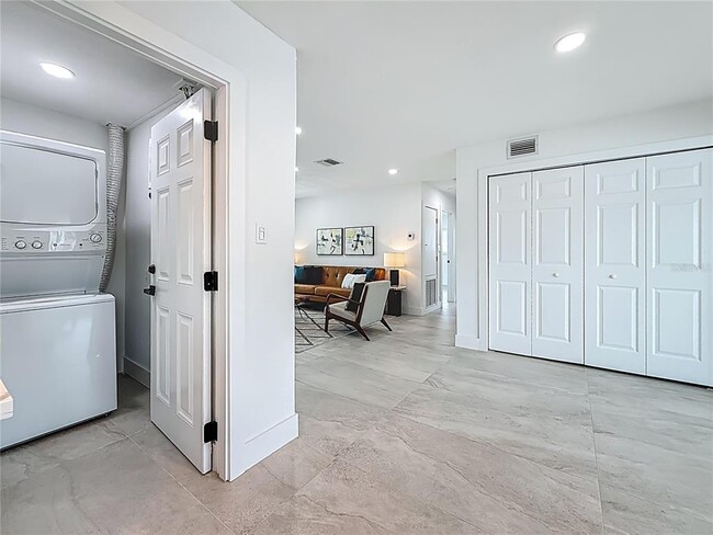 Building Photo - 572 Baywood Dr N