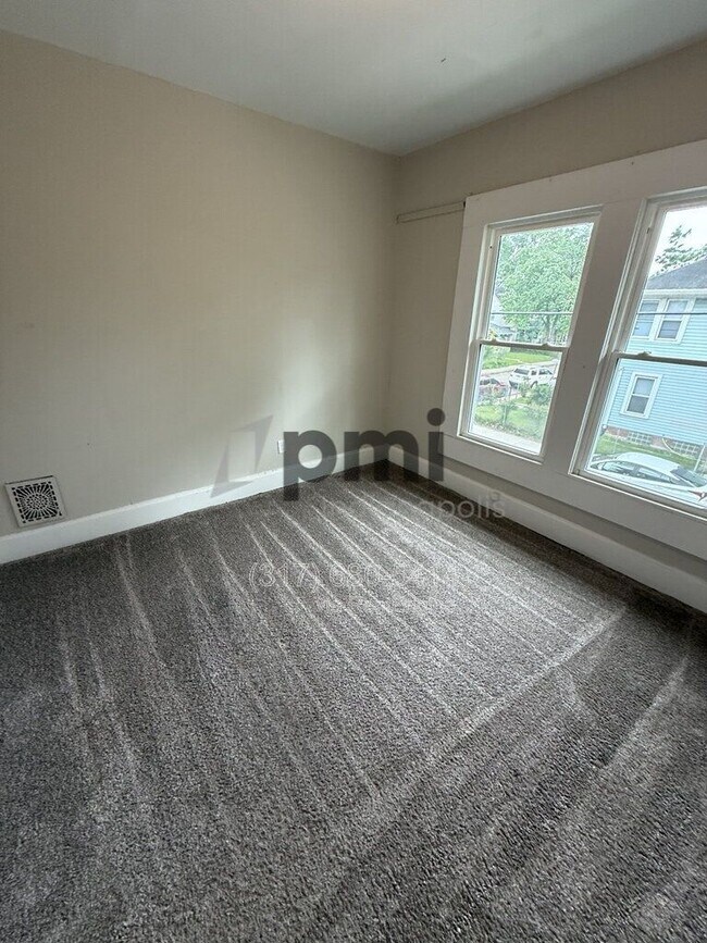 Building Photo - 3502 N Kenwood Ave