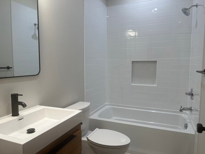 Main Bathroom - 324 9th St