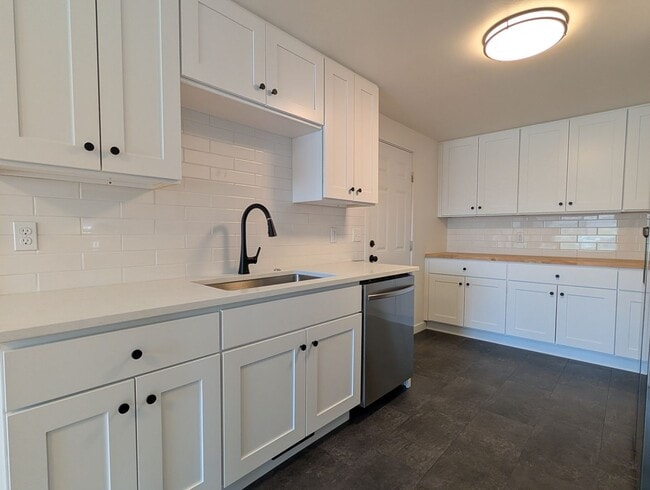 Building Photo - updated 4bed/2bath duplex near Oakway Rd