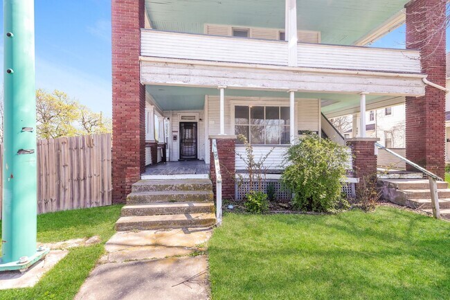 Building Photo - 902-904 1/2 S Limestone St.