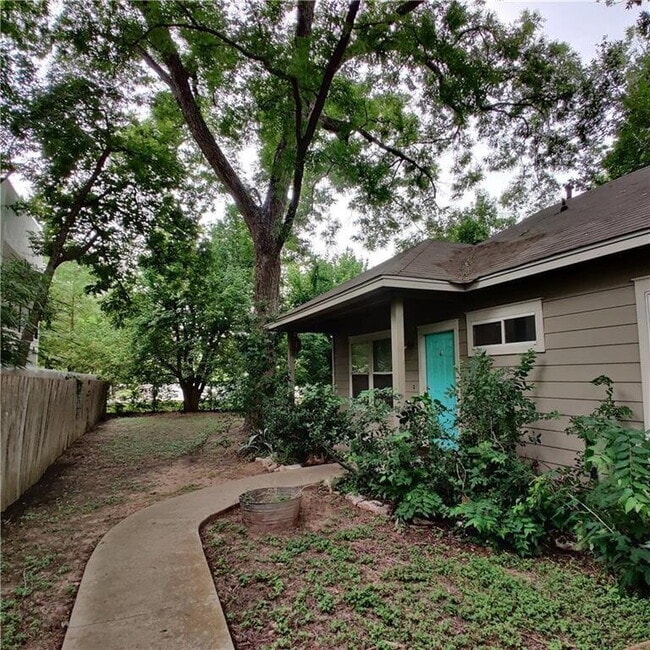 Primary Photo - Cute Cottage in Govalle/ACC Campus Area!