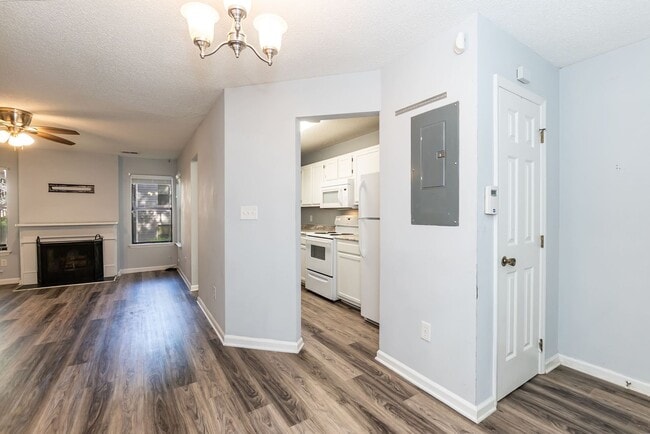 Building Photo - One Bedroom Condo With GREAT Location!