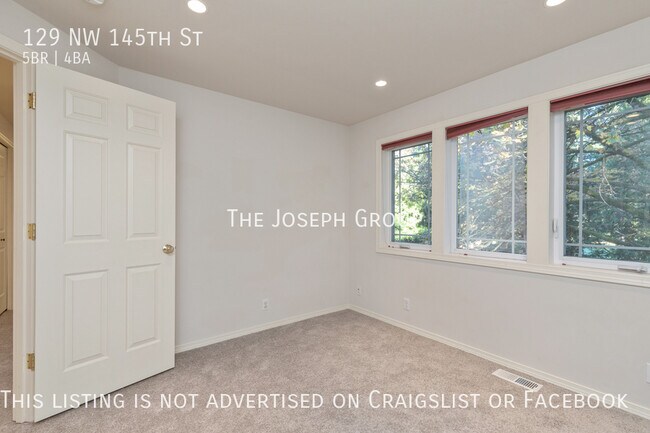 Building Photo - Beautiful 5 bed 3.5 bath in Seattle's Broa...