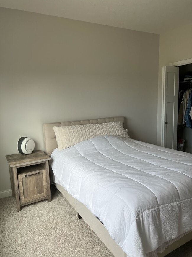 Building Photo - 4 Bedroom Ranch in SW Champaign - Availabl...