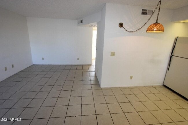 Building Photo - 45 N Phyllis