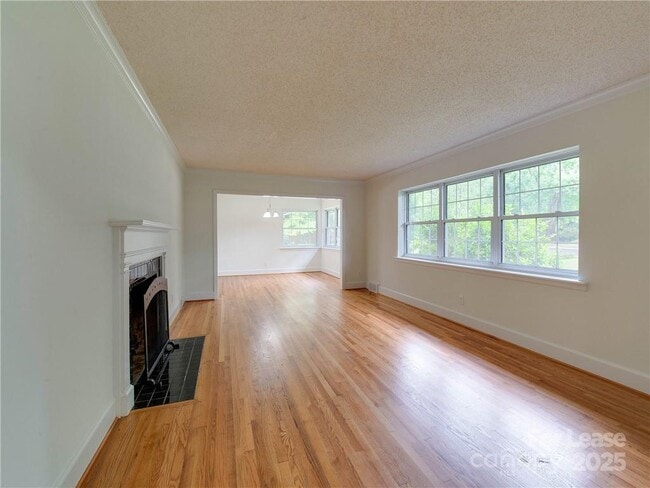 Building Photo - 1422 Holmes Dr