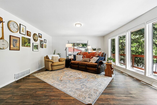 Building Photo - Fabulous 4 BR 3 bath home with fenced back...