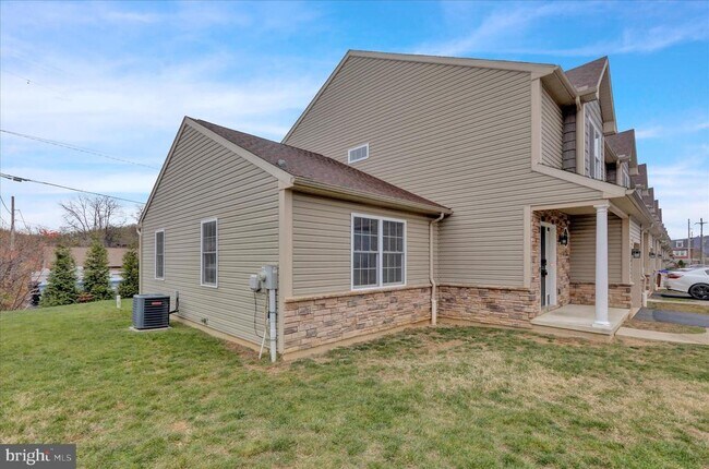 Building Photo - 523 Elm St