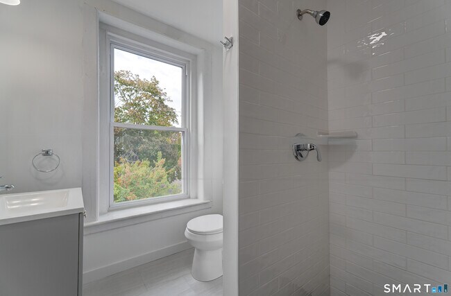 Building Photo - 522 Elm St
