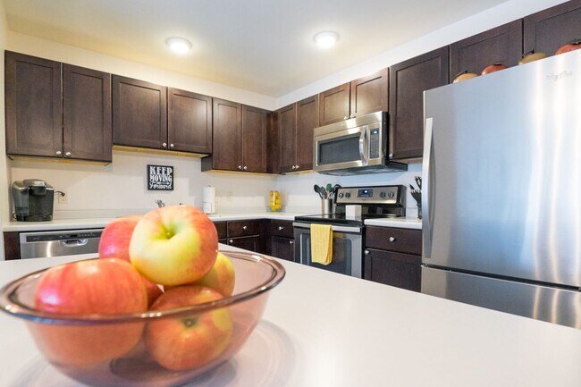Building Photo - 2 Bedroom/ 2 Bathroom End Unit Coming Avai...