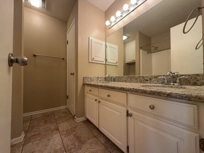Building Photo - 629 W Ridge Dr
