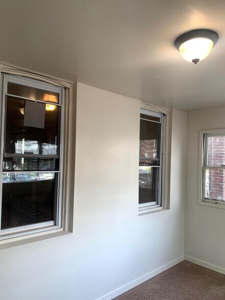 Building Photo - 118 E 21st St