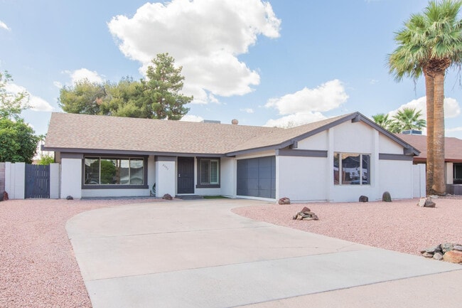 Building Photo - 2607 E Larkspur Dr