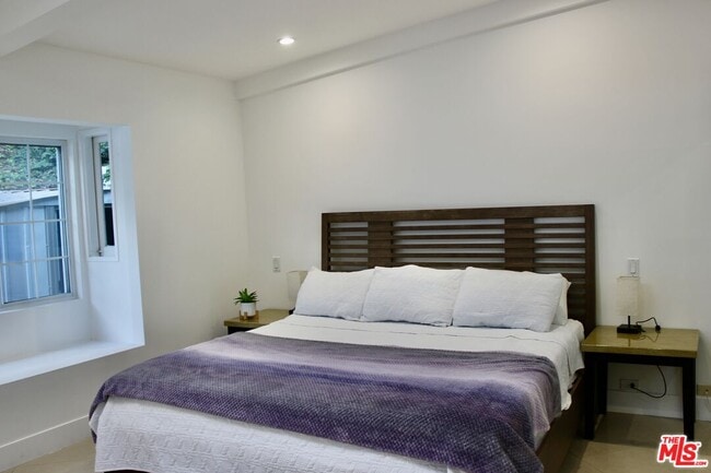 Building Photo - 1265 Bienveneda Ave