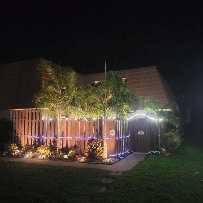 Building Photo - 825 Center St