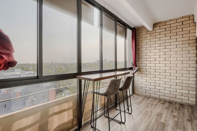 Building Photo - SPACIOUS 2Bd/1BA Condo- Cap Hill Neighborhood! Available NOW!