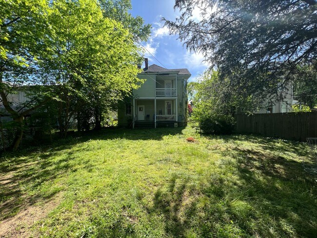 Building Photo - Gorgeous 3 bdrm/2.5 bath newly renovated h...