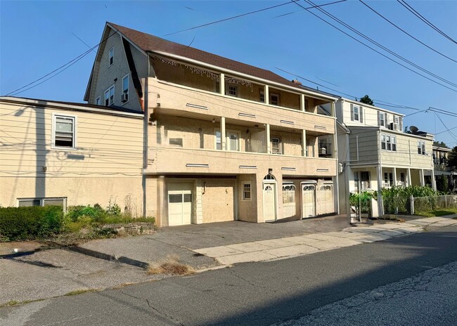 Primary Photo - 911 Lester Ave
