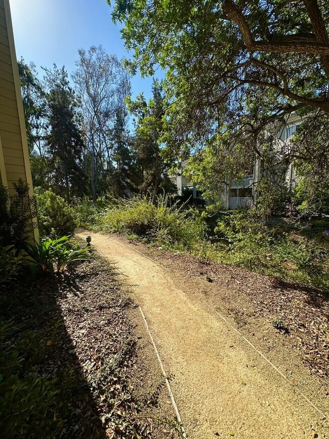 Building Photo - Rarely available 1 bedroom, 1 bathroom Con...
