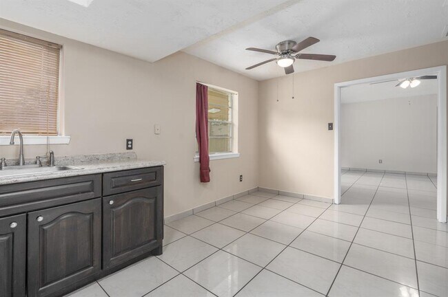 Building Photo - 9919 Overview Dr