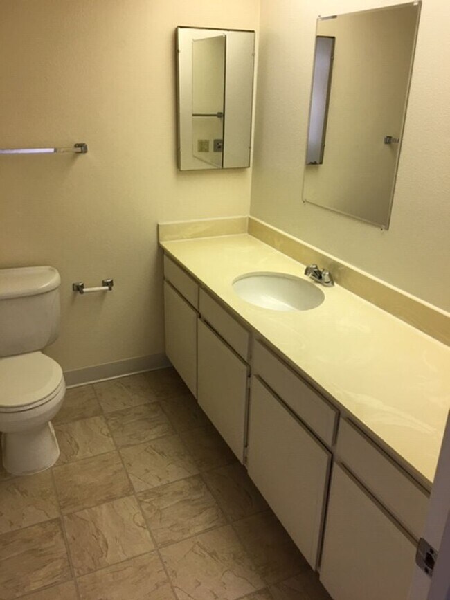 Building Photo - 659 Del Parque Dr