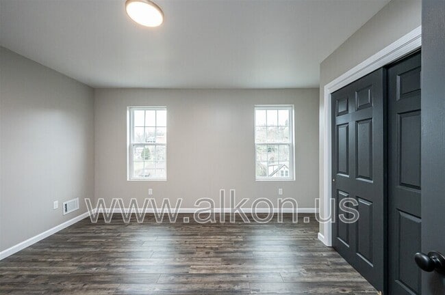 Building Photo - 554 Frayne St