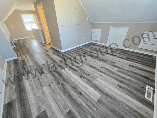 Building Photo - Great Location!