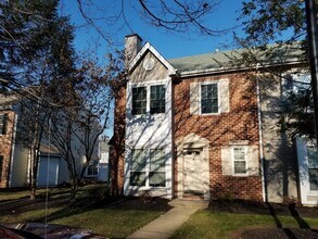 Building Photo - Updated, spacious, centrally located end-u...