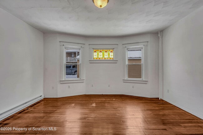 Building Photo - 208 E Warren St