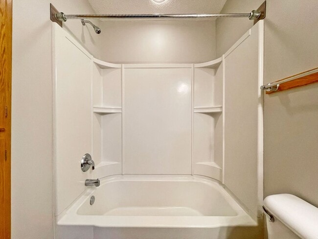 Building Photo - Sparkling Like New 3-Plus Bedroom with Vau...