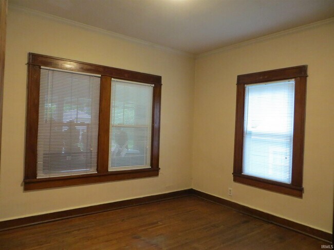Building Photo - 119 S Bryan Ave