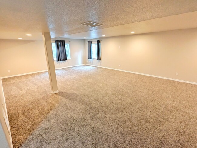 Building Photo - 5 Bedroom Three Bathroom Single Family Home in Monument