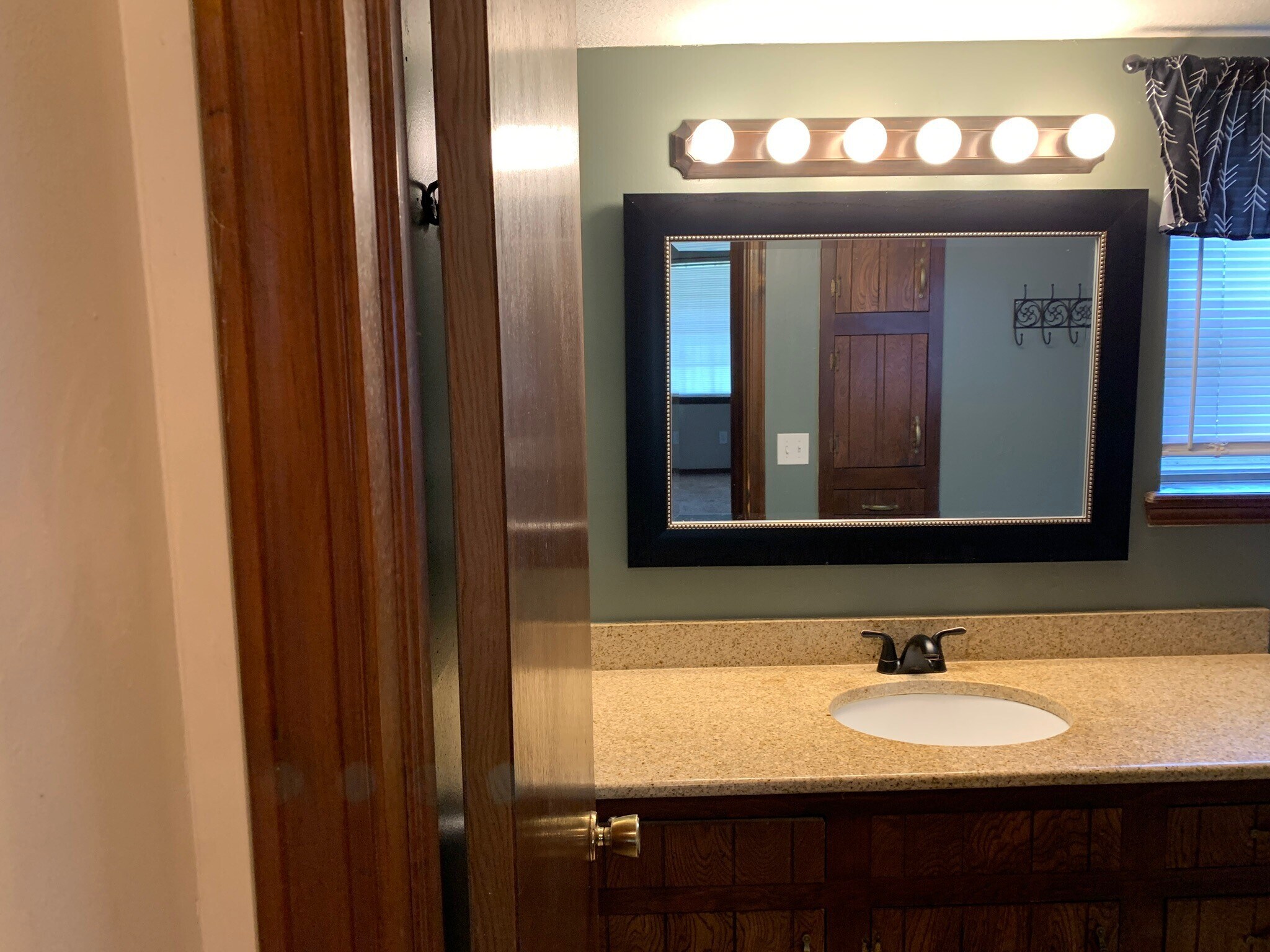 Building Photo - 641 Belle Air Ave