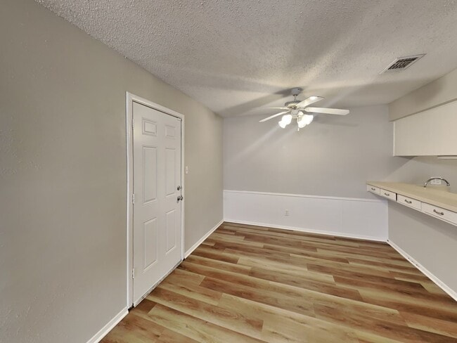 Building Photo - DARLING DUPLEX READY NOW!