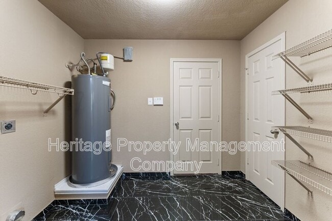 Building Photo - 5819 Providence Oak