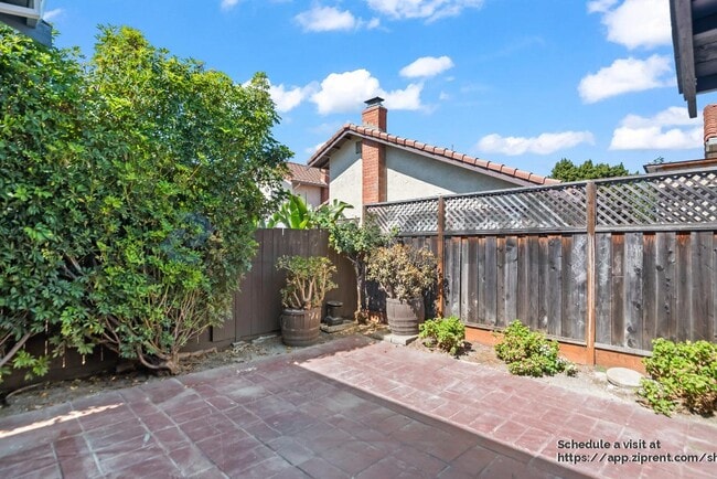Building Photo - 740 Hollyhock Dr