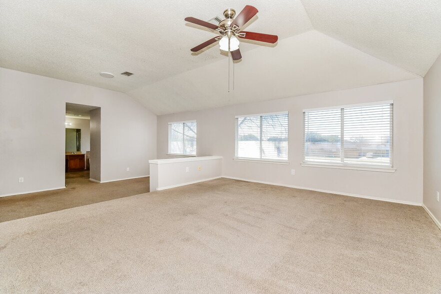 Building Photo - 5909 Iris Dr