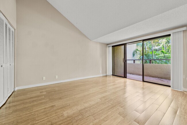 Building Photo - 790 St Albans Dr
