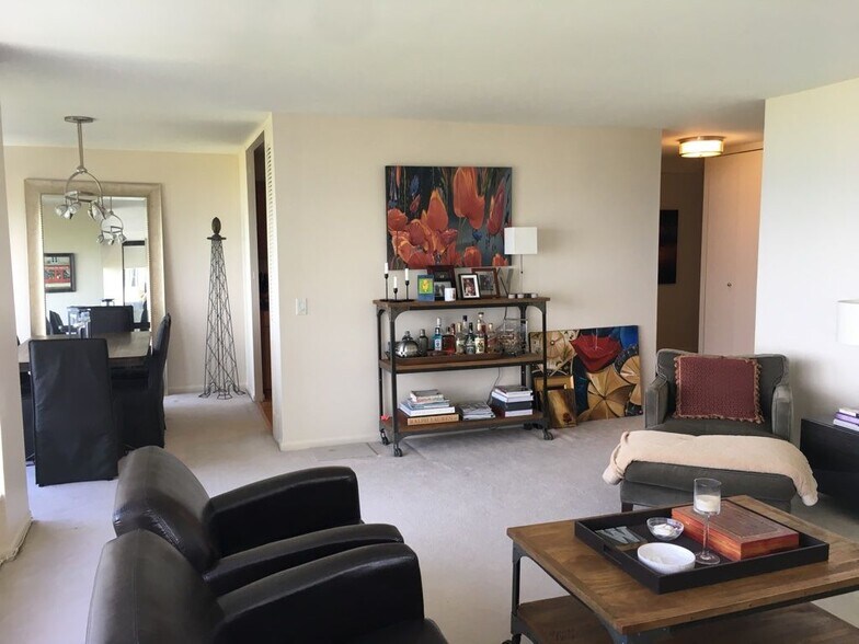 Building Photo - 5445 N Sheridan Rd