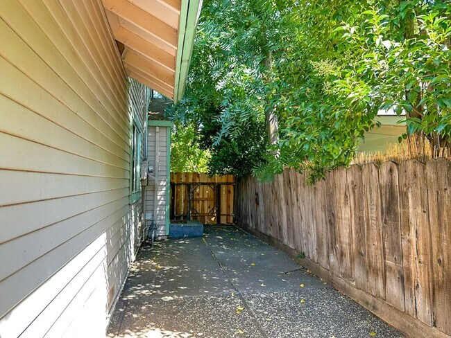 Building Photo - 5 Bedroom Home for Rent in Chico CA | Bonus Suite, Large Yard, Near Downtown & Bidwell Park