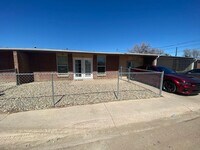Building Photo - Cute 3 Bedroom Fourplex on Sunny Lane