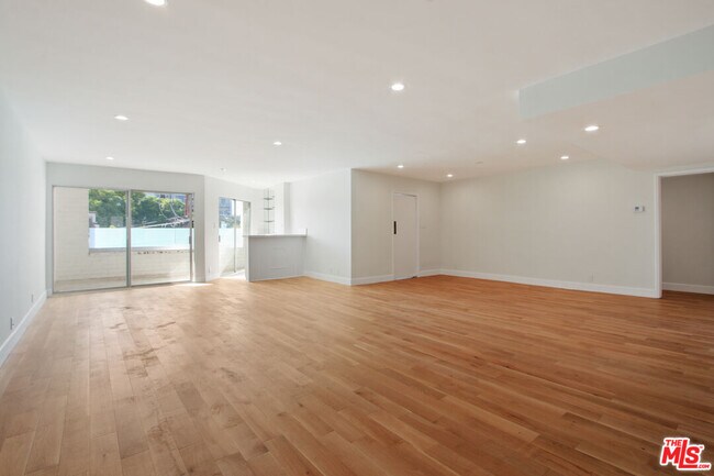 Building Photo - 339 N Oakhurst Dr