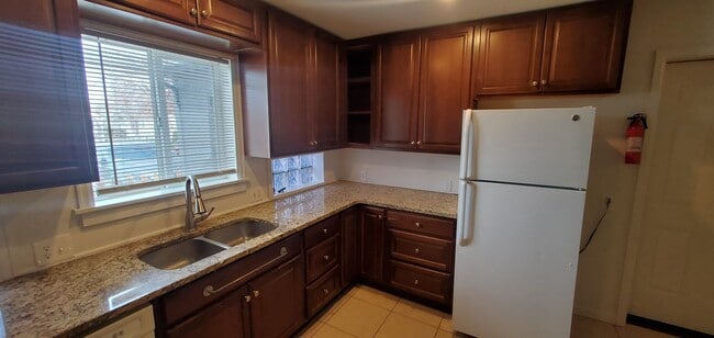 Building Photo - 4 bed, 2 Bath, 1100 SF with washer/dryer hookups, large, fenced yard and garage.