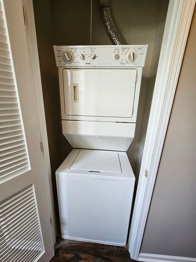 Building Photo - 1069 N Marshfield Ave