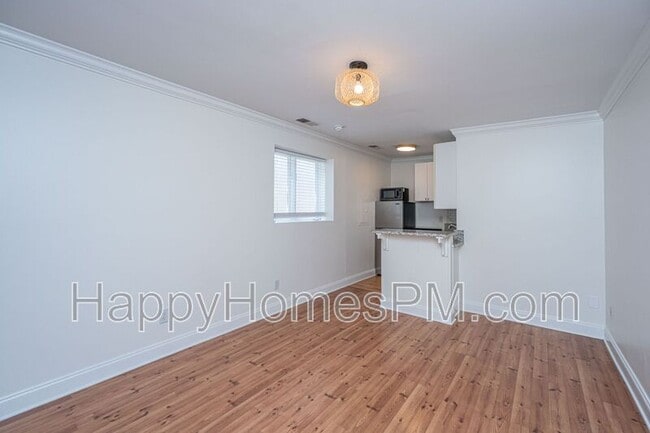 Building Photo - 338 King St