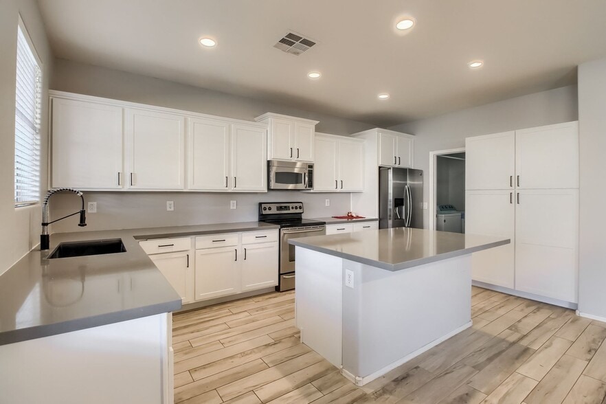 Building Photo - 11720 W Foothill Ct