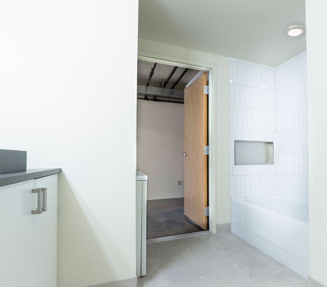 Building Photo - Garden View 1 Bedroom Loft Ready for move in