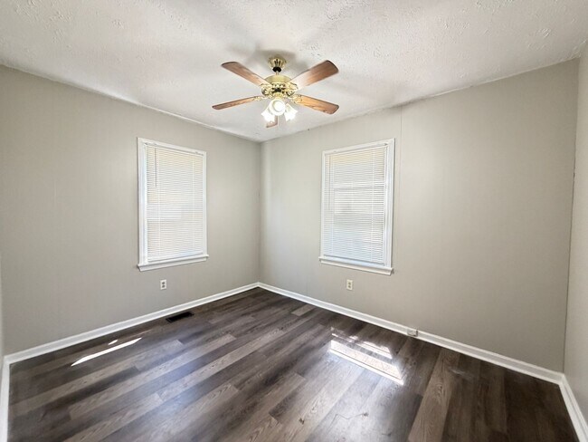 Building Photo - 2 Bedroom, 1 Bathroom Home For Rent!!
